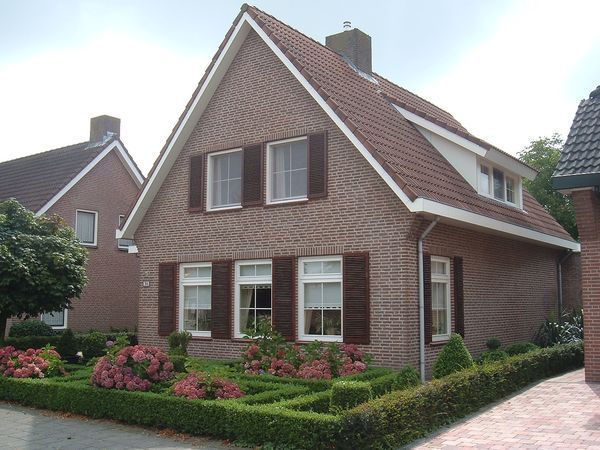 Woning met goot, overstek en dakkapel.