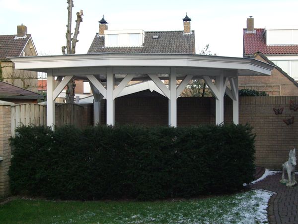 Witte houten veranda in de tuin.